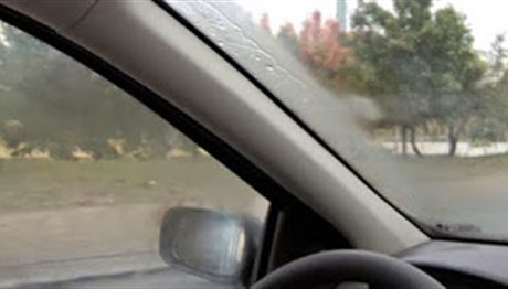 Το ιδανικό κόλπο για να μην θολώνουν τα τζάμια του αυτοκινήτου… (video)