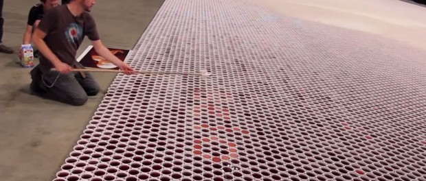 Καλλιτέχνης δημιουργεί εντυπωσιακό έργο με 66.000 ποτήρια νερό