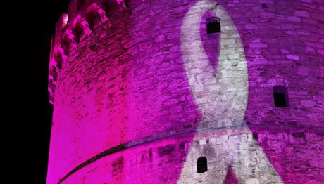 Θεσσαλονίκη: Ο Λευκός Πύργος φωταγωγήθηκε ροζ! (φώτο)