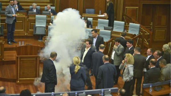 Κόσοβο: Έριξαν πάλι δακρυγόνα μέσα στη βουλή