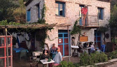 Το «στοιχειωμένο» ελληνικό χωριό όπου ζουν μόνο κούκλες! (photos)