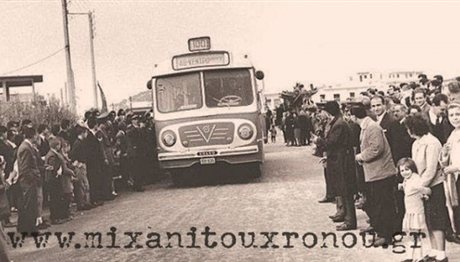 Υποδοχή ήρωα σε αστικό λεωφορείο; Κι όμως, συνέβη στο Χαϊδάρι όταν έφτασε το πρώτο θρυλικό μπλε λεωφορείο.