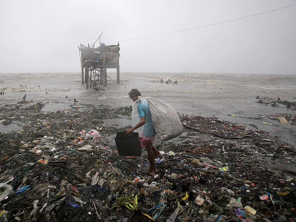 Τυφώνας σαρώνει τις Φιλιππίνες – 2 νεκροί, 16.000 ξεσπιτωμένοι  (φωτο-video)