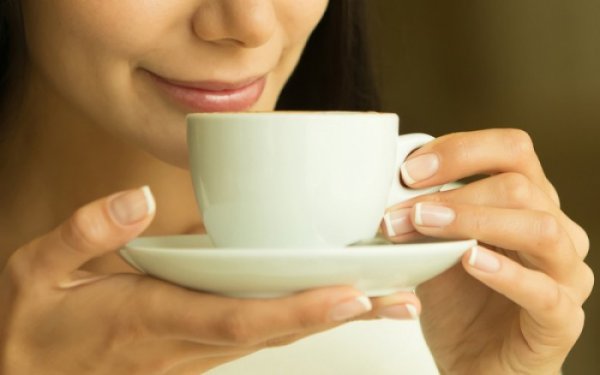 Καφές με άδειο στομάχι: Γιατί πρέπει να τον αποφεύγετε