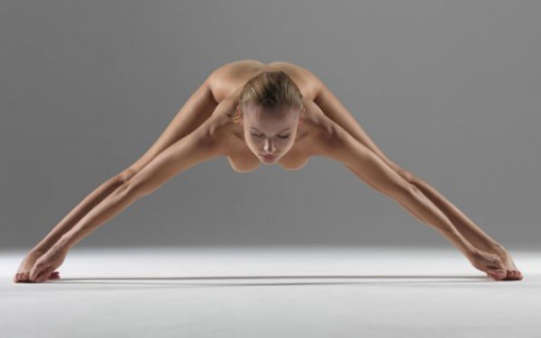 Ποζάρει σε δεκάδες αισθησιακές στάσεις κάνοντας… yoga