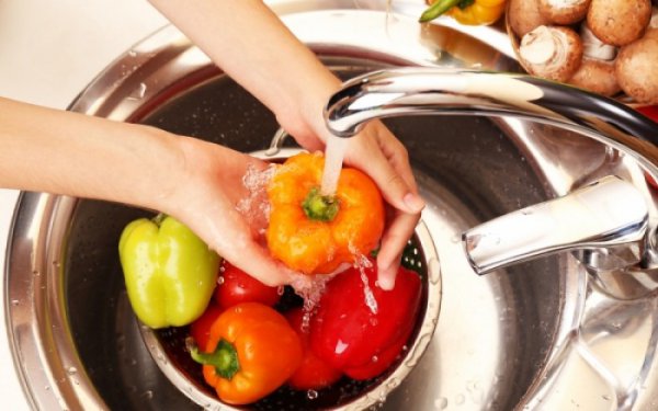 Πώς πρέπει να πλένετε τα φρούτα και τα λαχανικά