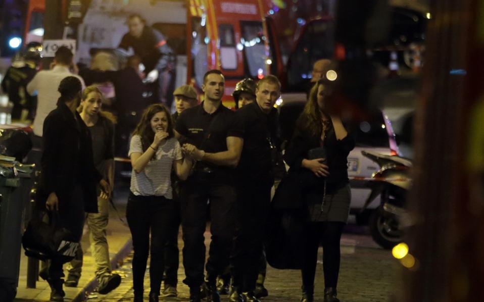 Σφαγή και τρόμος στο Παρίσι – 153 νεκροί σε 6 επιθέσεις!