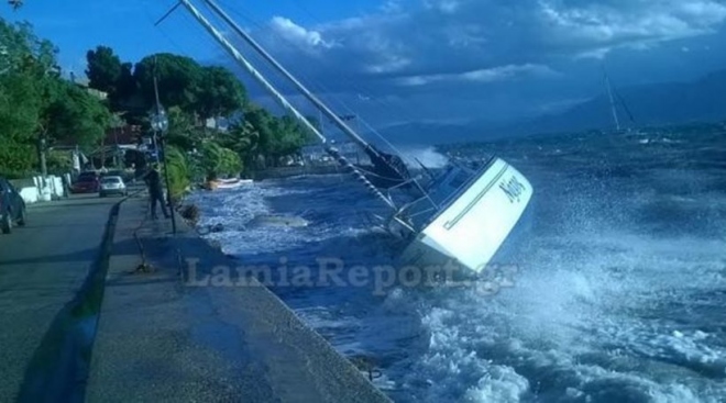 Βίντεο: Οι ισχυροί άνεμοι στη Φθιώτιδα έβγαλαν σκάφη στη στεριά!