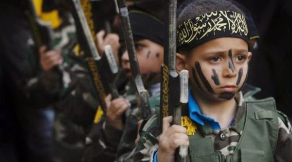 To Iσλαμικό Κράτος στρατολογεί παιδιά και τους δίνει μισθό 250 δολάρια το μήνα για να σκοτώνουν
