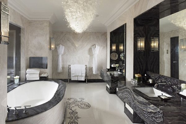 Ο διάσημος που ξόδεψε 2.000 λίρες για να κάνει… μπάνιο σε δωμάτιο ξενοδοχείου (φωτό)