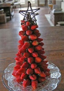 Φτιάξε εύκολα απολαυστικό χριστουγεννιάτικο δέντρο με φράουλες!