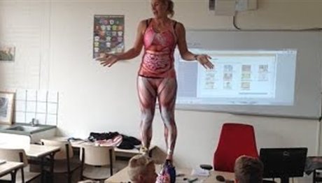 Δασκάλα «γδύνεται» στην τάξη για να διδάξει μάθημα ανατομίας