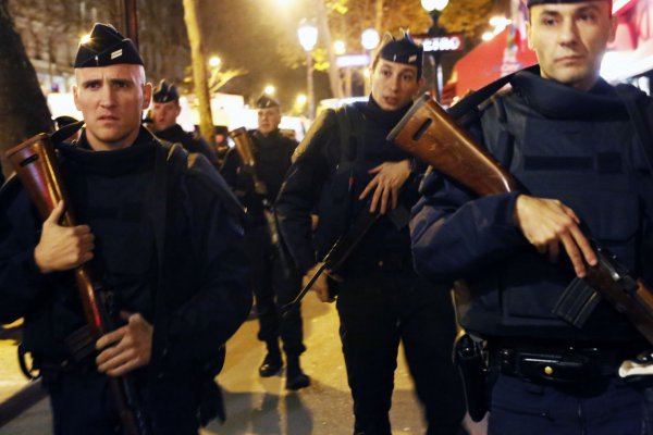 AP: Τον ένατο δράστη των επιθέσεων στο Παρίσι αναζητούν οι γαλλικές αρχές