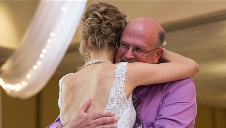 Συγκινητικό: Νύφη χορεύει με τον άνθρωπο που έγινε δωρητής μυελού των οστών & της έσωσε τη ζωή!
