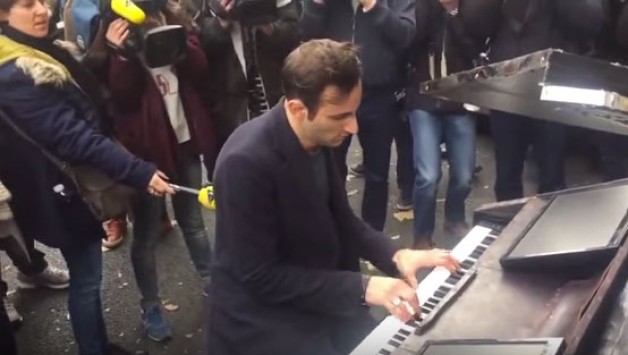 O πιανίστας που συγκλόνισε όλο το Παρίσι παίζοντας το «Imagine» (ΒΙΝΤΕΟ)