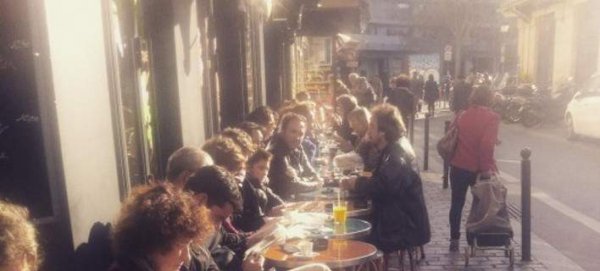 «Ολοι έξω, στα καφέ!» – Οι Παριζιάνοι ξορκίζουν το μακελειό βγαίνοντας στους δρόμους (φωτό)