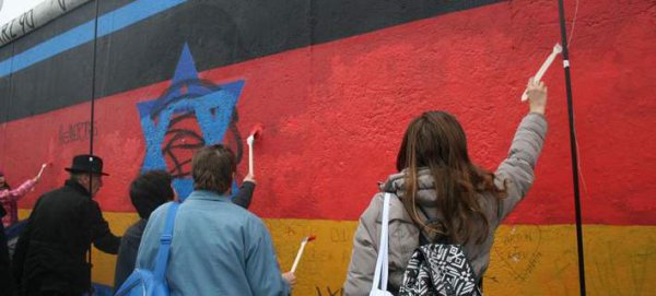 Οι Γερμανοί προσπαθούν να σώσουν το Τείχος του Βερολίνου από τους τουρίστες
