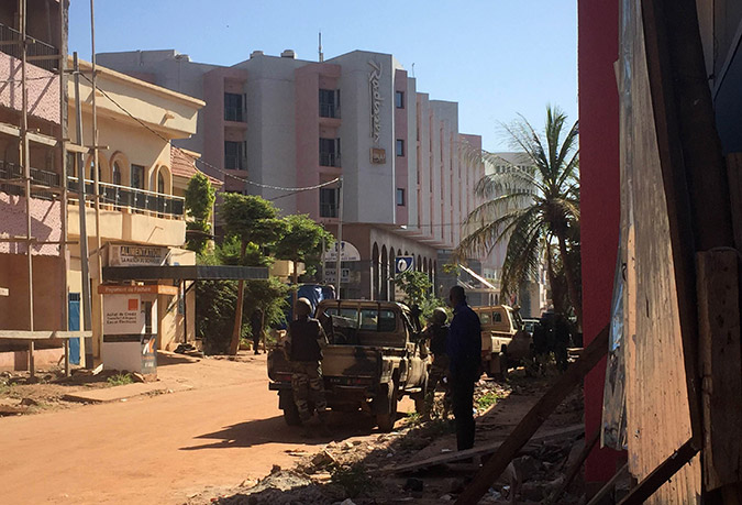 Πληροφορίες για νεκρούς στο Μάλι- Περισσότεροι από 100 οι όμηροι!