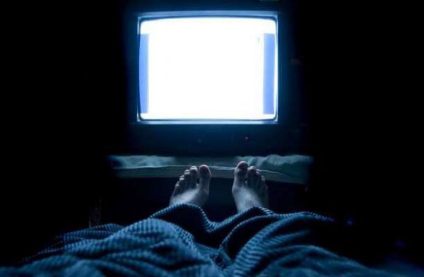 Γιατί δεν πρέπει να κοιμόσαστε με την τηλεόραση ανοιχτή