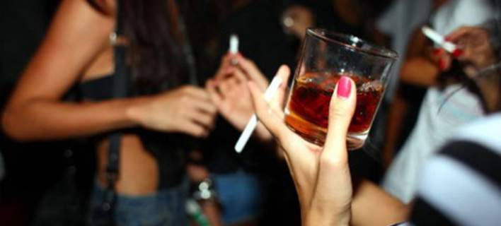 Γιατί καπνίζουμε περισσότερο όταν πίνουμε; Υπάρχει επιστημονική εξήγηση