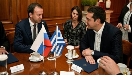 Θέματα διμερούς συνεργασίας στο επίκεντρο της συνάντησης Τσίπρα- Ντβορκόβιτς