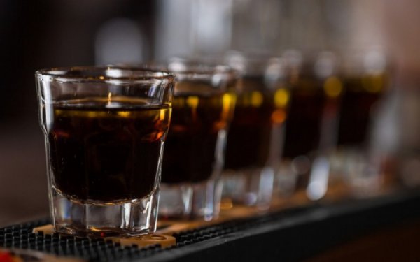 Πόσα ml αλκοόλ καθημερινά είναι αρκετά για να αυξήσουν τις πιθανότητες εγκεφαλικού