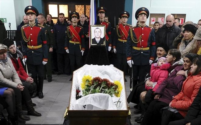 Κηδεία με τιμές ήρωα για τον Ρώσο στρατιώτη