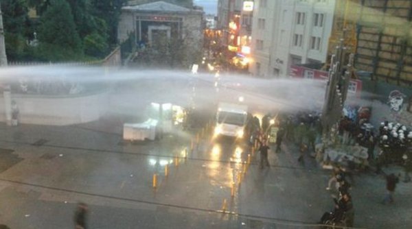Επεισόδια στην πλατεία Ταξίμ μετά τη δολοφονία στο Ντιγιάρμπακιρ
