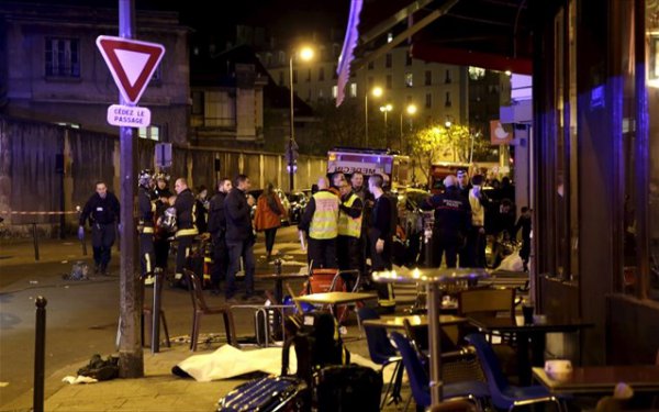 Στους 130 αυξήθηκε ο αριθμός των νεκρών από τις επιθέσεις στο Παρίσι