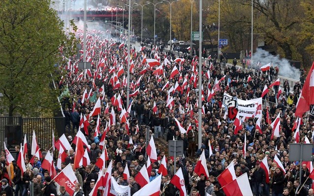 Τρομαχτική πορεία δεκάδων χιλιάδων ακροδεξιών στην Πολωνία!