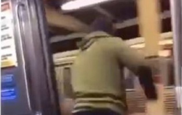 ΣΟΚ!  – Πήδηξε από το βαγόνι του μετρό… [video]