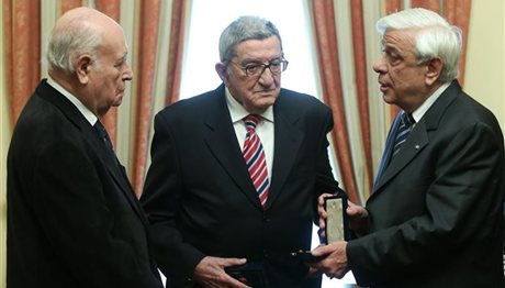 Ο Πρόεδρος της Δημοκρατίας  τίμησε τον Χρ. Πασαλάρη  και τον Γ. Διακογιάννη