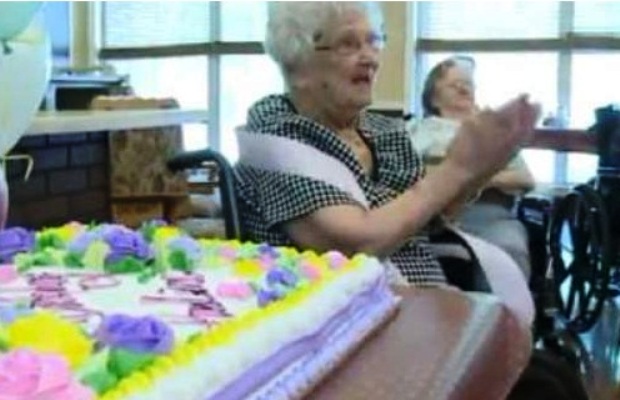 Γιαγιά 100 χρονών σοκάρει.. !  Το μυστικό της μακροζωίας μου είναι… [video]