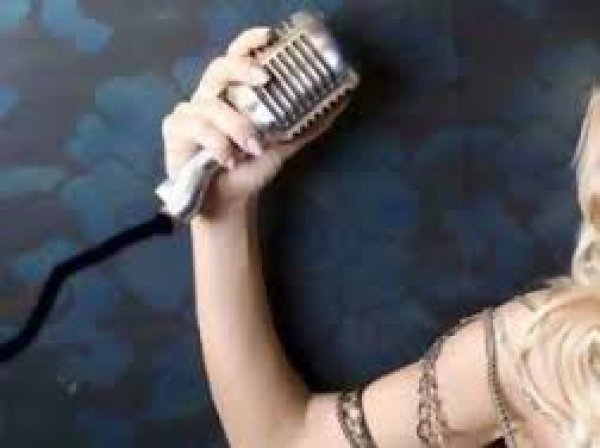 Η Ελληνίδα τραγουδίστρια που μιλά και γράφει στον νεκρό πατέρα της
