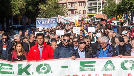 Θεσσαλονίκη ΤΩΡΑ: «Όχι» στα μέτρα της κυβέρνησης από χιλιάδες διαδηλωτές (ΦΩΤΟ)
