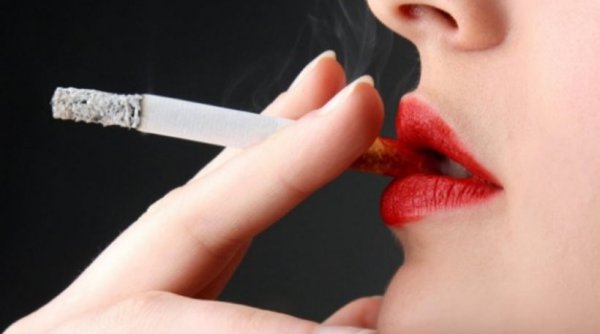Το κάπνισμα -ακόμη και το παθητικό- προκαλεί πρόωρη εμμηνόπαυση στις γυναίκες
