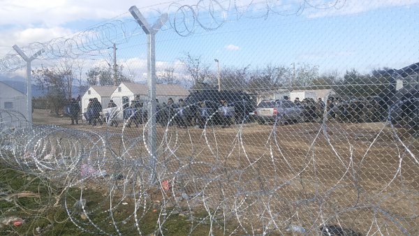 Τα Σκόπια δεκαπλασιάζουν το μήκος του φράχτη στα σύνορα με την Ελλάδα