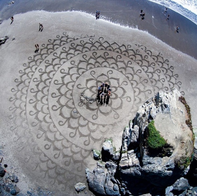 Εντυπωσιακές ζωγραφιές πάνω στην άμμο