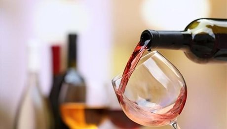 «Ποδαρικό» με φόρους σε κρασί και ΟΠΑΠ