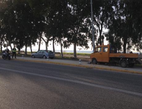 Πάτρα: Μικρό φορτηγό ανέβηκε στο πεζοδρόμιο της Ηρ. Πολυτεχνείου και καρφώθηκε σε κολώνα – ΒΙΝΤΕΟ