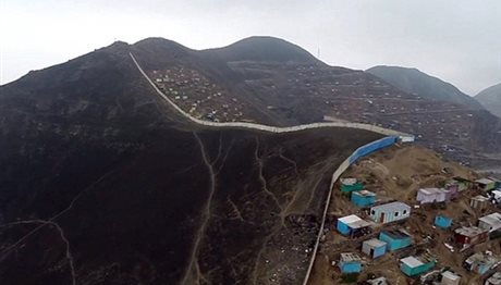 “Το τείχος της ντροπής” στο Περού χωρίζει φτωχούς & πλούσιους! (photos)