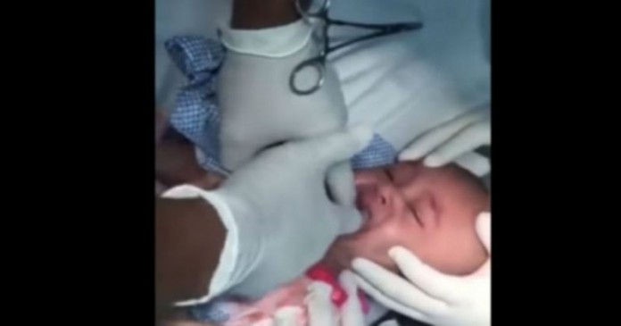 Πήγε το μωρό της στα επείγοντα επειδή δεν μπορούσε να αναπνεύσει, αλλά αυτό που έβγαλαν οι γιατροί από τον λαιμό του…
