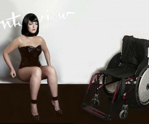 Ανάπηρο μοντέλο ποζάρει με κορσέ προς απάντηση στην «υποκριτική» φωτογράφιση της  Kylie Jenner σε επίχρυσο καροτσάκι!
