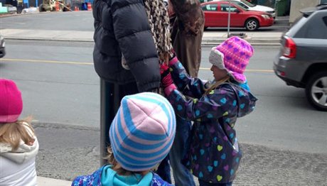 Παιδιά κρεμάνε τα ρούχα τους στις κολόνες για τους αστέγους! (photos)