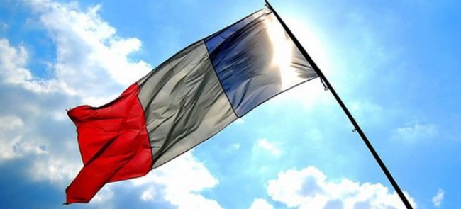 Την επιβολή κατάστασης έκτακτης ανάγκης για έξι μήνες θέλει να εγγράψει στο Σύνταγμα η Γαλλία