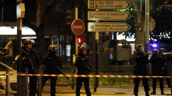 Συλλήψεις πέντε ατόμων που σχετίζονται με τις επιθέσεις στο Παρίσι
