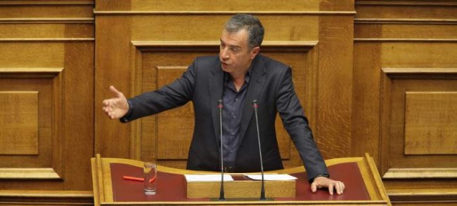 Θεοδωράκης: Η κυβέρνηση καθυστερεί τις αποφάσεις γιατί αγοράζει ψήφους