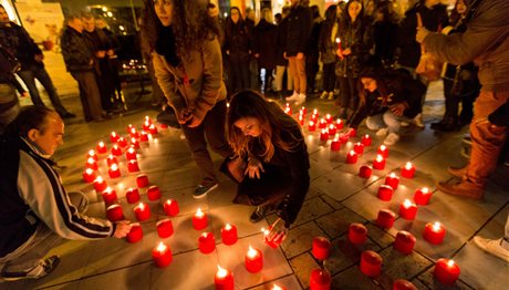 Θεσσαλονίκη: Άναψαν κόκκινα κεριά κατά του AIDS στην Αριστοτέλους (ΦΩΤΟ)