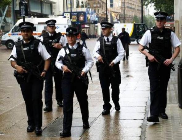 Συναγερμός στο Λονδίνο – Ένοπλος σε εμπορικό κέντρο(video)