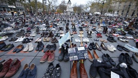 Δεν έχετε δει ξανά τέτοιες εικόνες: Χιλιάδες παπούτσια παρατεταγμένα στο Παρίσι!